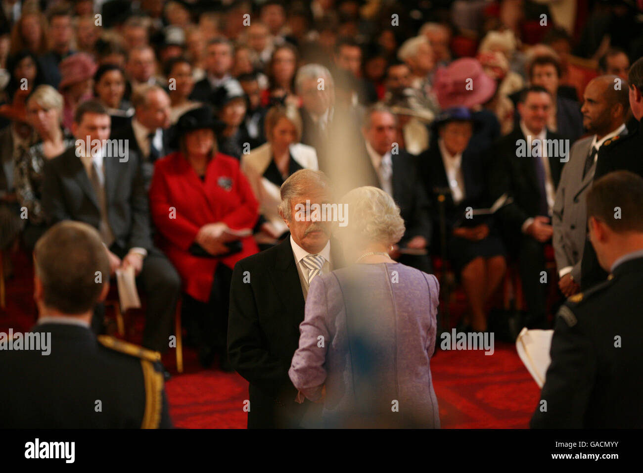 Michael Williams aus Trowbridge wird von der Queen am Buckingham Palace zu einem MBE gemacht. Stockfoto