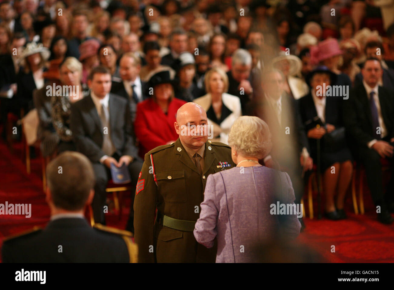 Staff Sergeant Huw Jones, Königin Alexandra Royal Army Krankenpflege Corps wird ein Associate des Royal Red Cross der Königin am Buckingham Palace gemacht.. Stockfoto