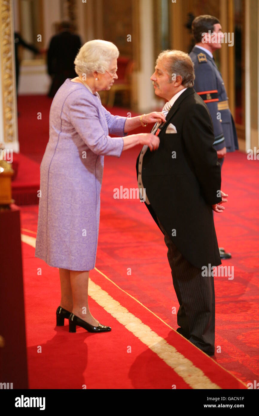 Michael Williams aus Trowbridge wird von der Queen am Buckingham Palace zu einem MBE gemacht. Stockfoto