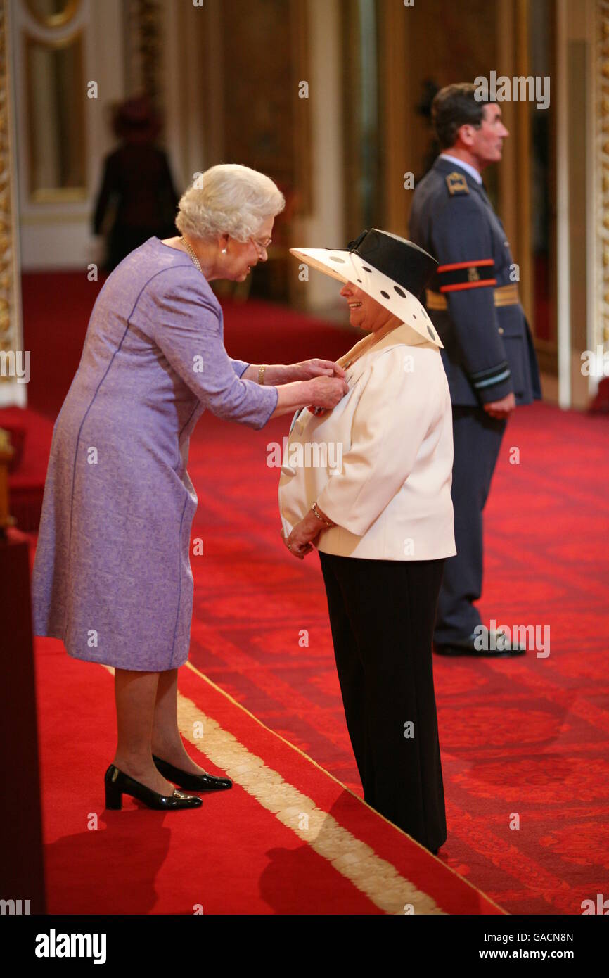 Frau Jan Howell aus Manchester wird von der Queen am Buckingham Palace zu einem MBE gemacht. Stockfoto