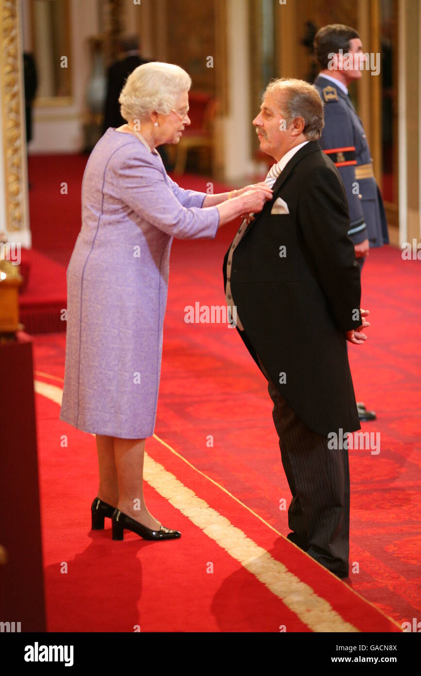 Michael Williams aus Trowbridge wird von der Queen am Buckingham Palace zu einem MBE gemacht. Stockfoto