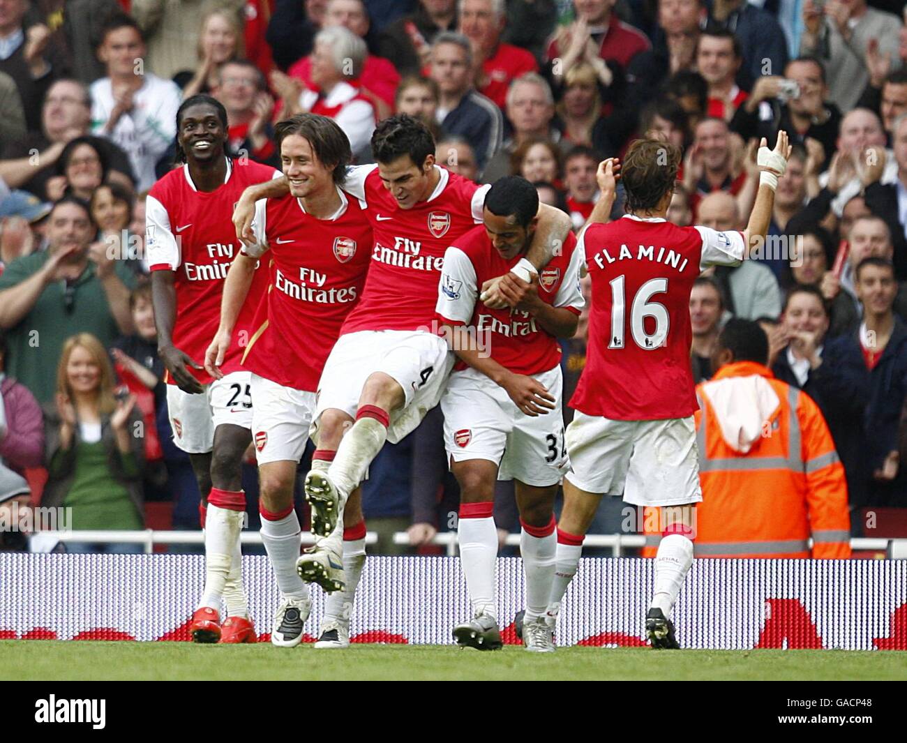 Fußball - Barclays Premier League - Arsenal gegen Bolton Wanderers - Emirates Stadium. Tomas Rosicky von Arsenal (2. L) feiert mit Teamkollege Francesc Fabregas (c) und Theo Walcott (2. R) nach dem zweiten Tor Stockfoto