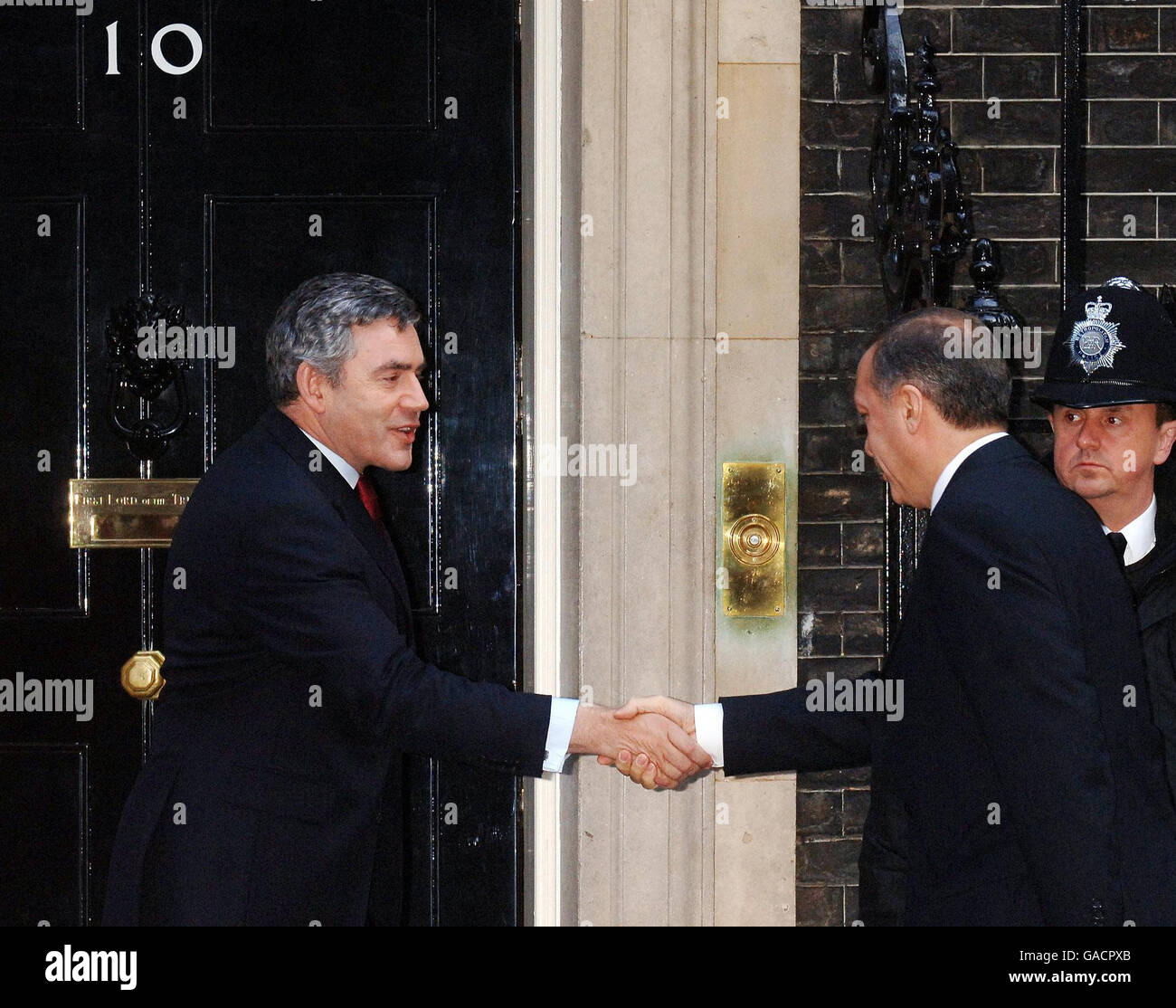 Der britische Premierminister Gordon Brown schüttelt sich heute Morgen mit seinem türkischen Amtskollegen Recep Tayyip Erdogan, außerhalb der Downing Street Nr. 10, die Hände. Stockfoto