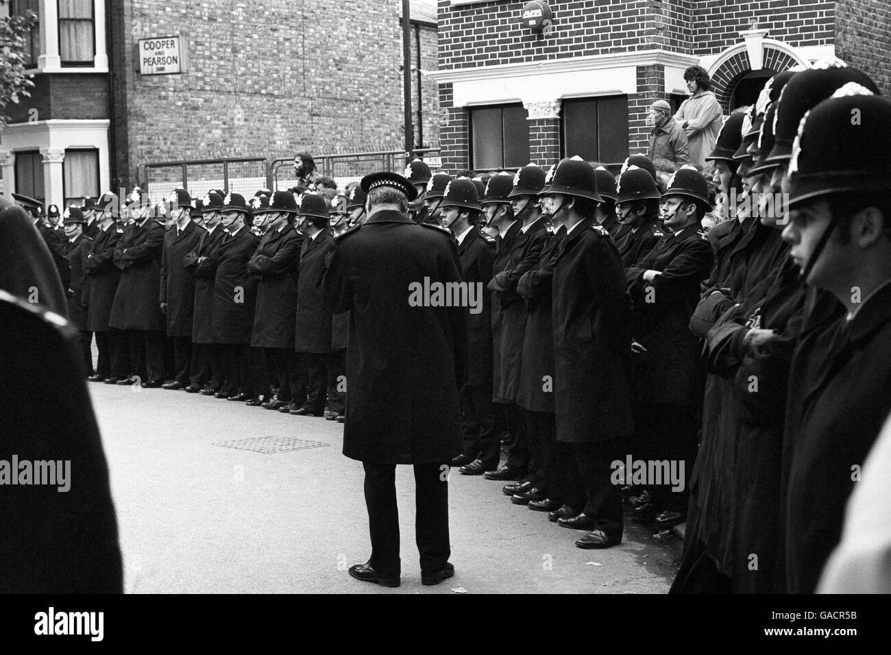 Ein schwerer Polizeibeamter vor der Filmverarbeitungsfabrik von Grunwick. Die Polizei hielt die Streikposten zurück. Stockfoto