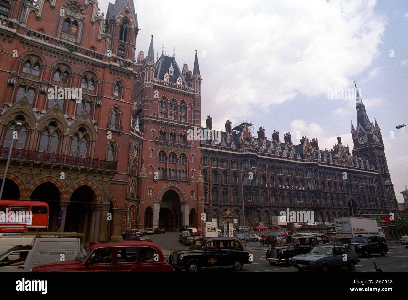 Außenansicht des Bahnhofs St. Pancras, der am 1. Oktober 1868 für seine ersten Passagiere eröffnet wurde. Es ist eines der Wahrzeichen Londons und ein denkmalgeschütztes Gebäude. Stockfoto