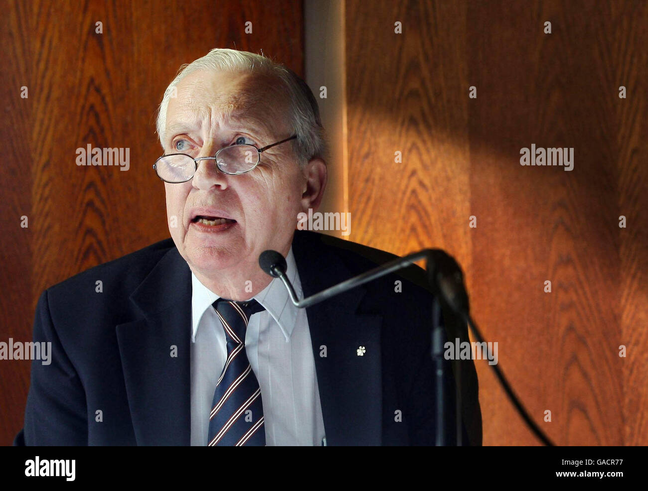 Ron Gould spricht bei einem Mediengespräch anlässlich der Veröffentlichung des Scottish Elections Review-Berichts in der Dunard Library, The Hub, Edinburgh. Stockfoto