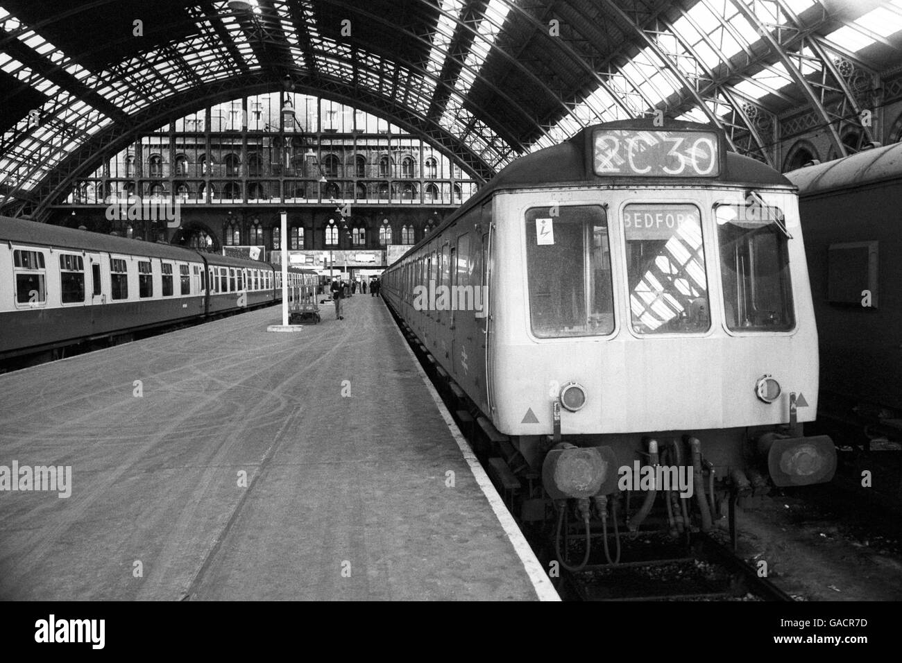 Die 18.08 nach Luton hatte nur 4 Passagiere, es war der letzte Zug am May Strike Day vom Bahnhof St.Pancras. Stockfoto