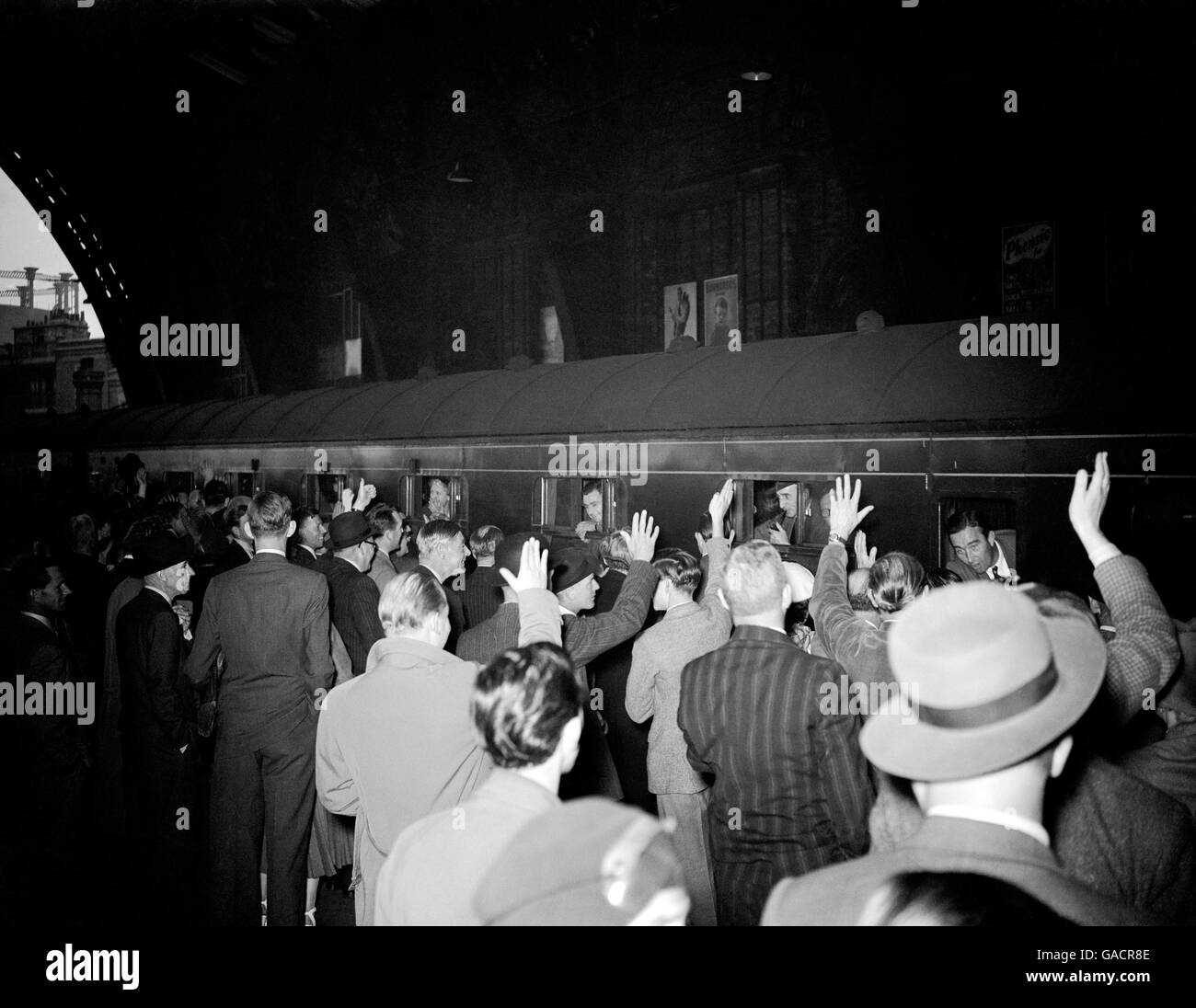 Transport, St. Pancras Station. Die Menge winkt, wenn der Zug St. Pancras Station verlässt Stockfoto