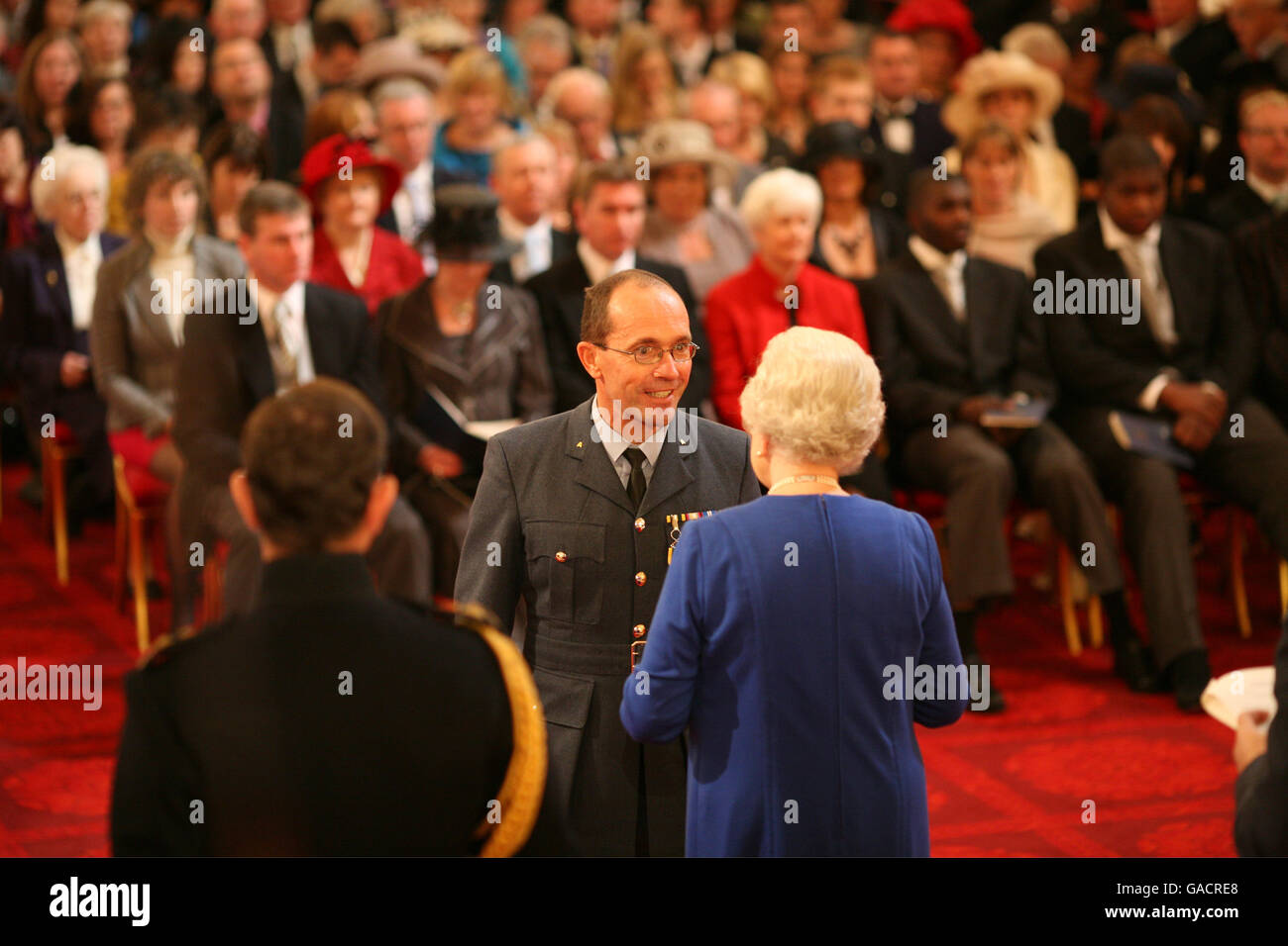 Wing Commander Charles Anderson erhält die Queen's Volunteer Reserves Medal von der Queen im Buckingham Palace. Stockfoto