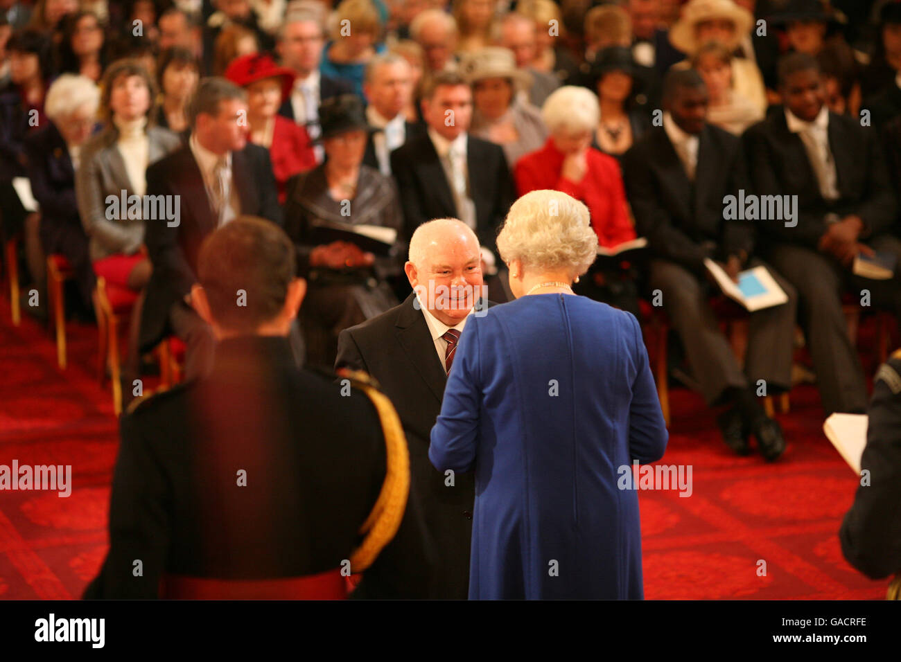 Herr Harry Clements aus Leeds wird von der Queen im Buckingham Palace zu einem MBE gemacht. Stockfoto