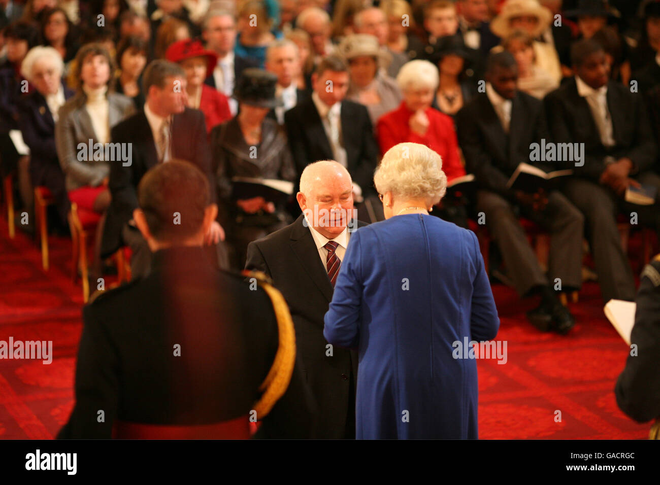 Herr Harry Clements aus Leeds wird von der Queen im Buckingham Palace zu einem MBE gemacht. Stockfoto