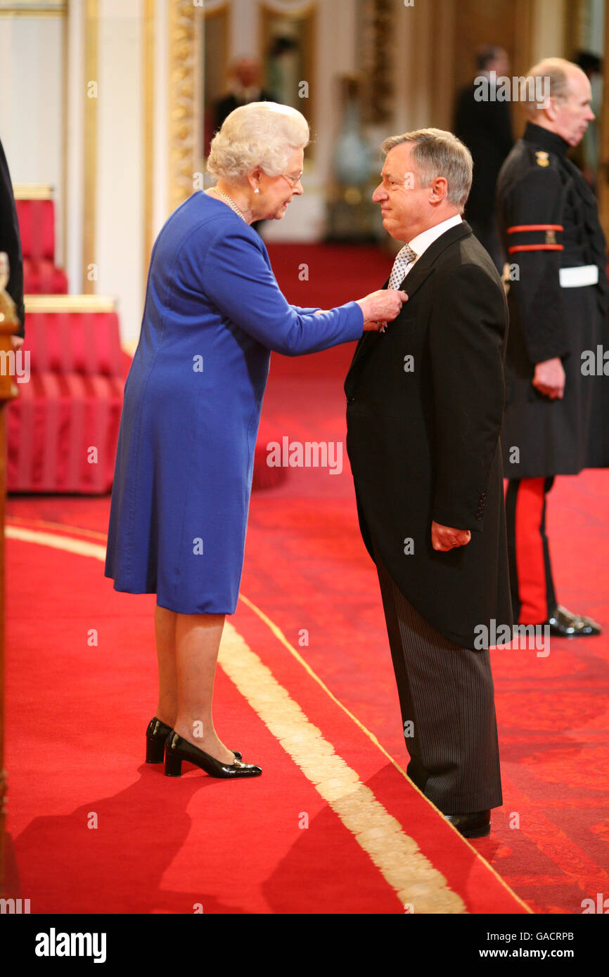 Herr Joseph Maggs aus Witney wird von der Queen im Buckingham Palace zu einem MVO gemacht. Stockfoto