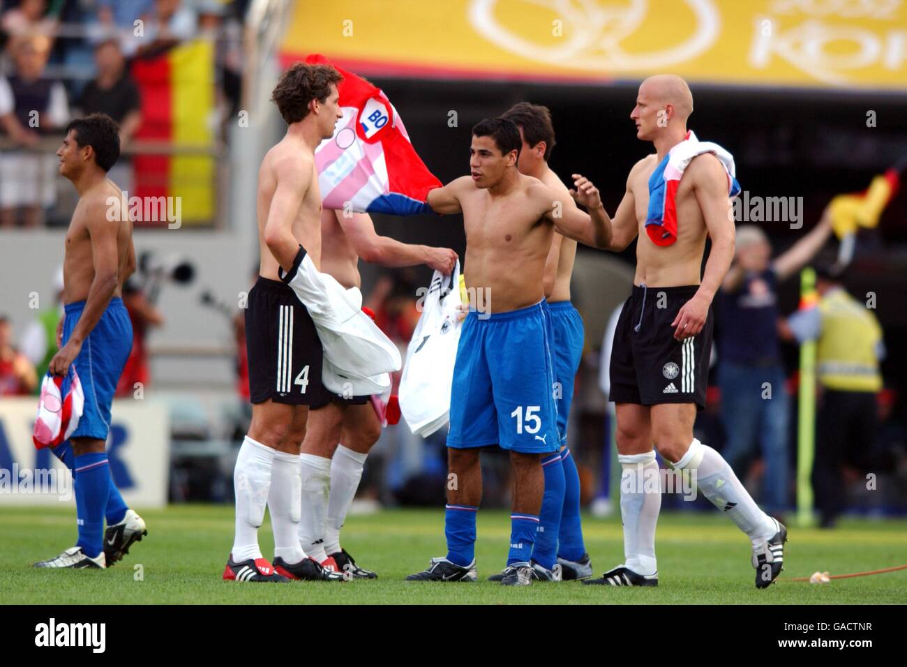 Fußball - FIFA Fußball-Weltmeisterschaft 2002 - zweite Runde - Deutschland gegen Paraguay. Die Spieler tauschen nach dem Spiel ihre Hemden aus Stockfoto