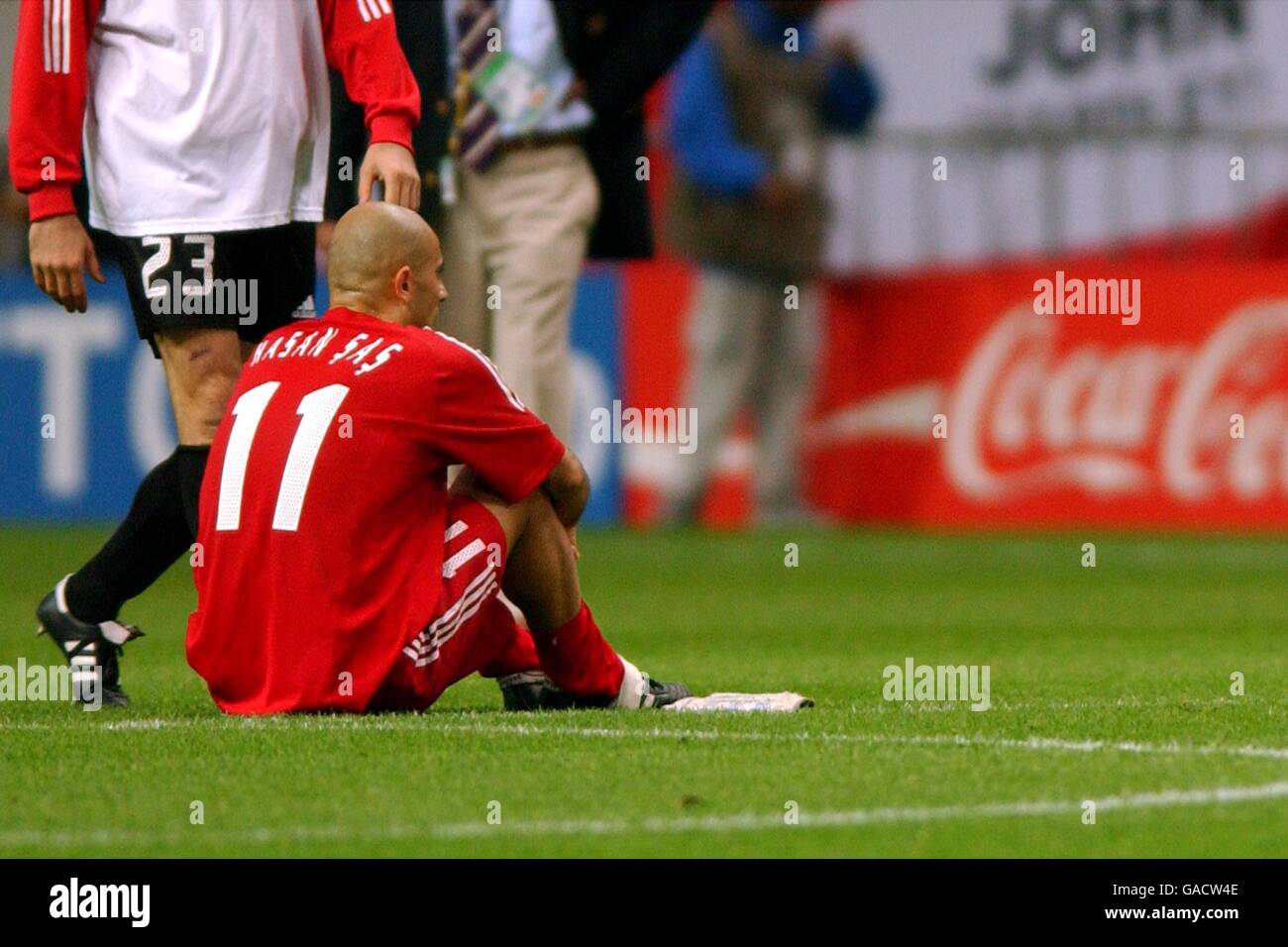 Fußball - FIFA Fußball-Weltmeisterschaft 2002 - Halbfinale - Brasilien / Türkei. Die türkische Hasan SAS ist am Boden zerstört, als sie an Brasilien verliert Stockfoto
