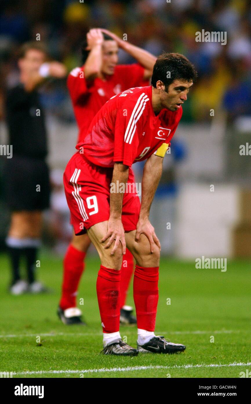 Fußball - FIFA Fußball-Weltmeisterschaft 2002 - Halbfinale - Brasilien / Türkei. Der türkische Kapitän Hakan Sukur ist am Boden zerstört, als er gegen Brasilien verlor Stockfoto