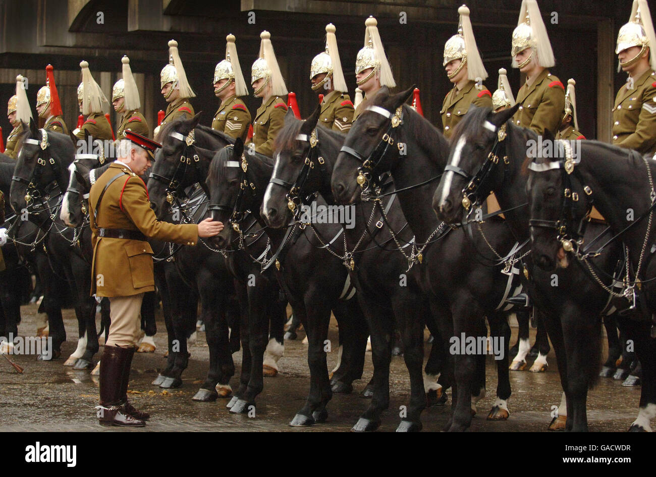 LT Col Ralph Griffin LG Kommandant kontrolliert das Haushalts Kavallerie montiert Regiment vor dem König von Saudi-Arabien Staatsbesuch nächste Woche, in Hyde Park Barracks, London. Stockfoto