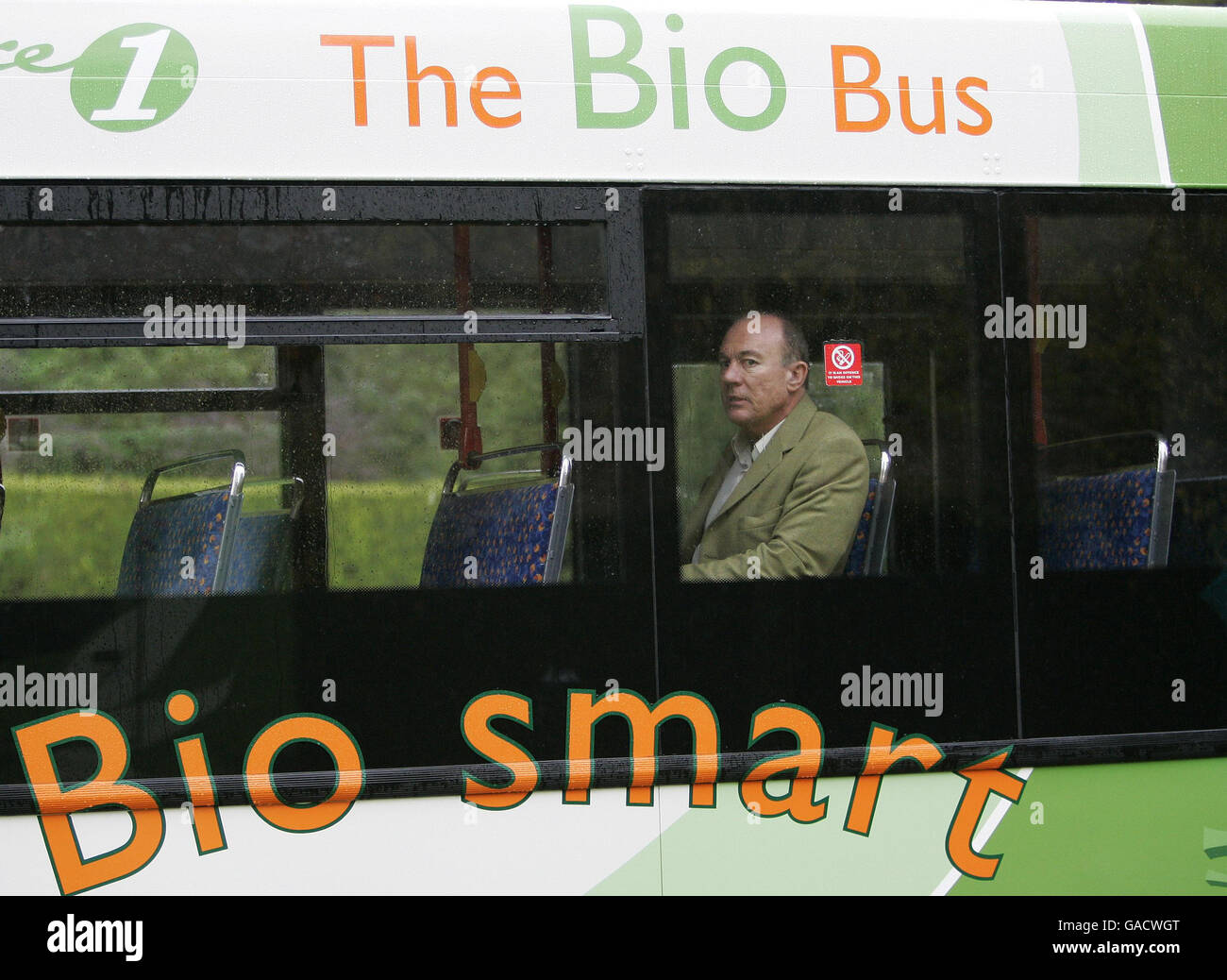 Brian Souter bei der Einführung einer neuen Initiative, die Fahrgästen, die Speiseöl liefern, günstigere Buspreise bietet, als Stagecoach die ersten britischen Bio-Busse im Dean Castle Park in Kilmarnock startet. Stockfoto