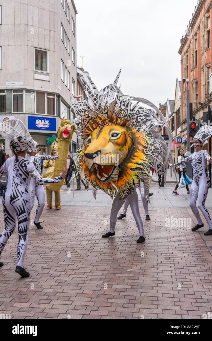 Junge Frau beteiligt Straßentheater in Leicester, England, Vereinigtes Königreich Stockfoto