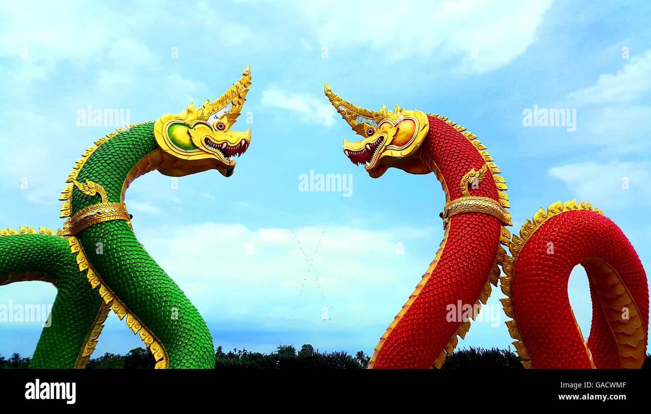 Rote und grüne Schlange König oder König der Naga-Statuen im thai-Tempel Stockfoto