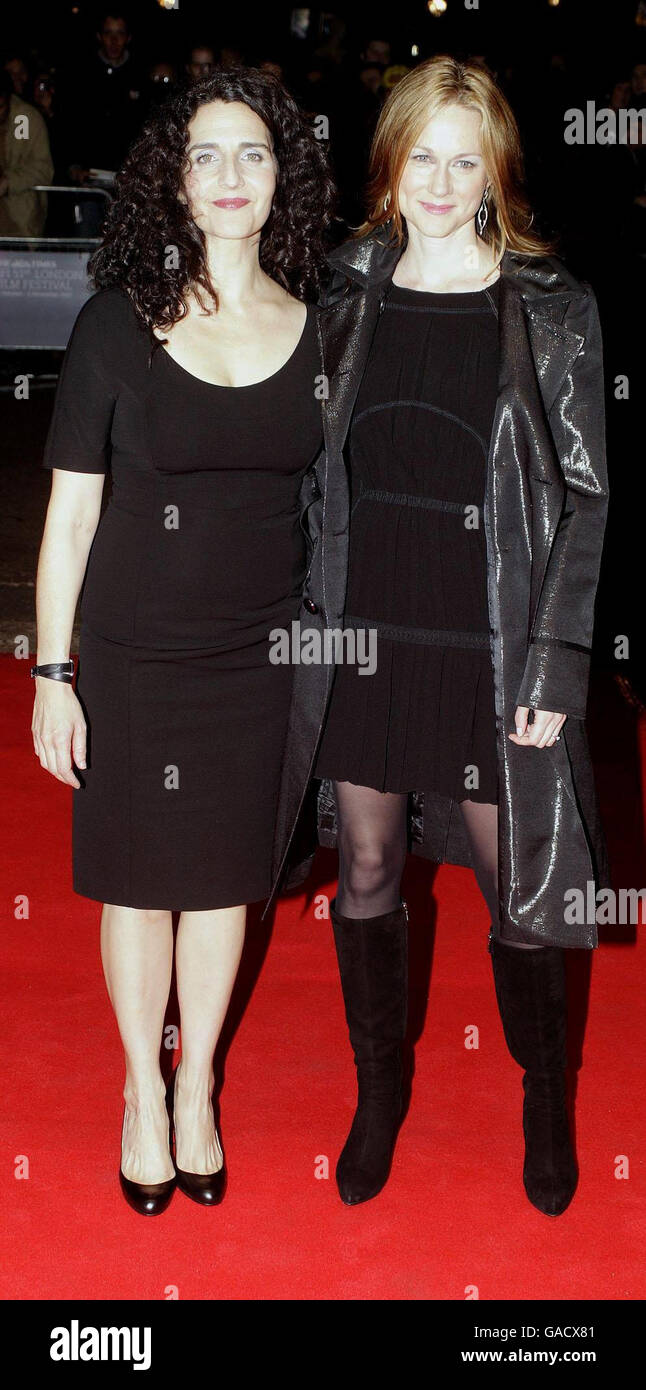 Regisseurin Tamara Jenkins (links) und Laura Linney kommen zur Vorführung von "The Savages" beim BFI London Film Festival im Odeon West End Kino im Zentrum von London. Stockfoto