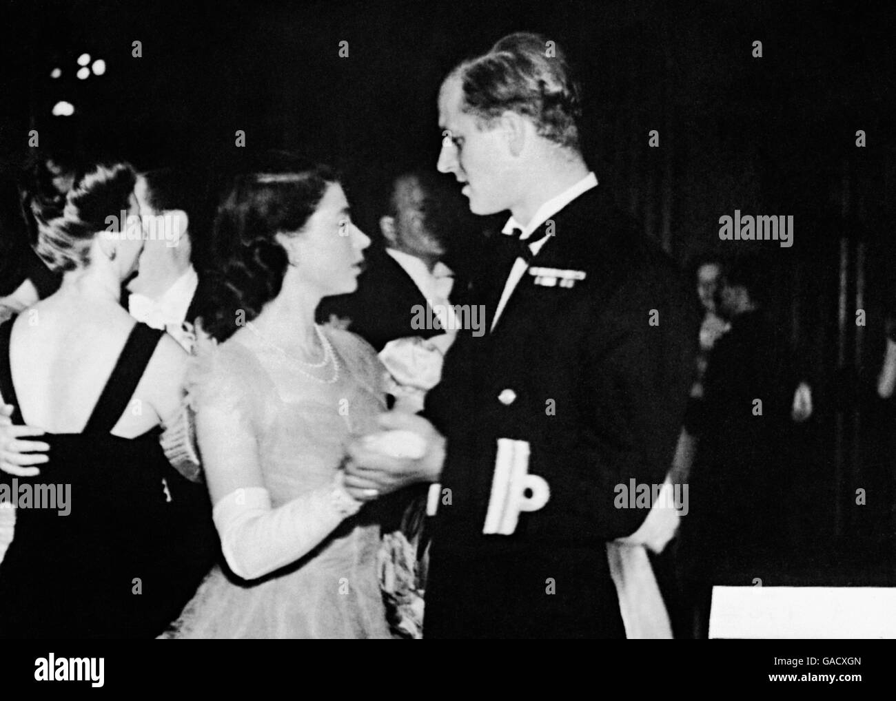 Prinzessin Elizabeth tanzte mit ihrem Verlobten, Leutnant Philip Mountbatten, RN, in den Assembly Rooms in Edinburgh, als ein Ball abgehalten wurde, um die königliche Familie in Schottland willkommen zu heißen. Stockfoto