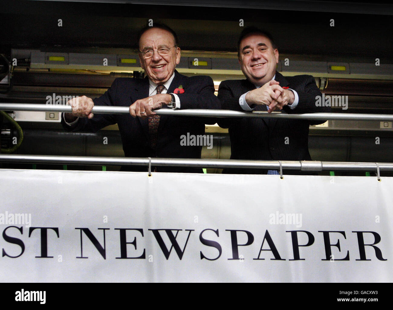 Medienmagier Rupert Murdoch (links) und Schottlands erster Minister Alex Salmond bei der Eröffnung der Eurocentral-Druckerei von News International in Motherwell, Schottland. Stockfoto