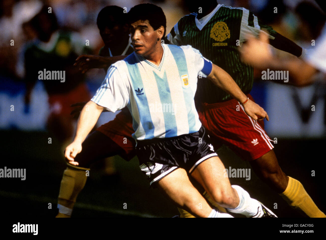 Der argentinische Diego Maradona wird von zwei Kamerunern überschattet Stockfoto