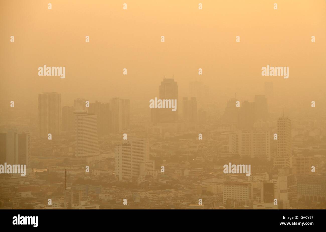 Geringe Sichtbarkeit während der goldenen Sonnenuntergang, Bangkok, THAILAND durch Verschmutzung Problem im Stadtgebiet verursacht. Stockfoto
