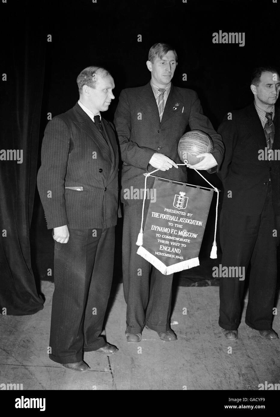 Dynamo Moskau Coach Mikhail Yakuschin (r) wird mit einem vorgestellt pennant von JH Huband (l) vom Verband Stockfoto