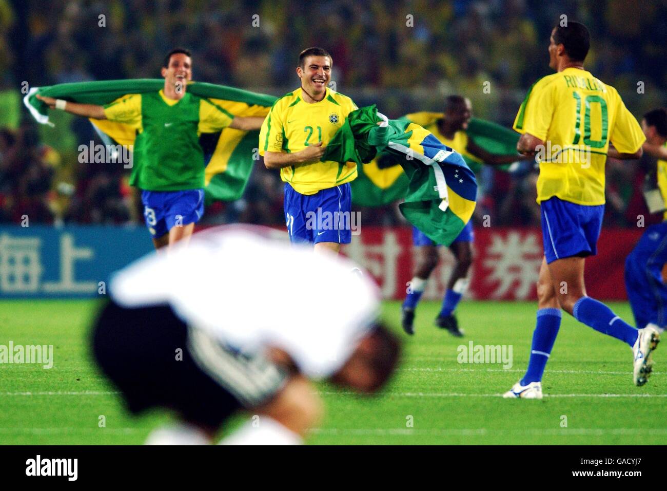 Fußball - FIFA Fußball-Weltmeisterschaft 2002 - Finale - Deutschland gegen  Brasilien. Der brasilianische Luizao feiert den Sieg mit der Flagge seines  Landes Stockfotografie - Alamy