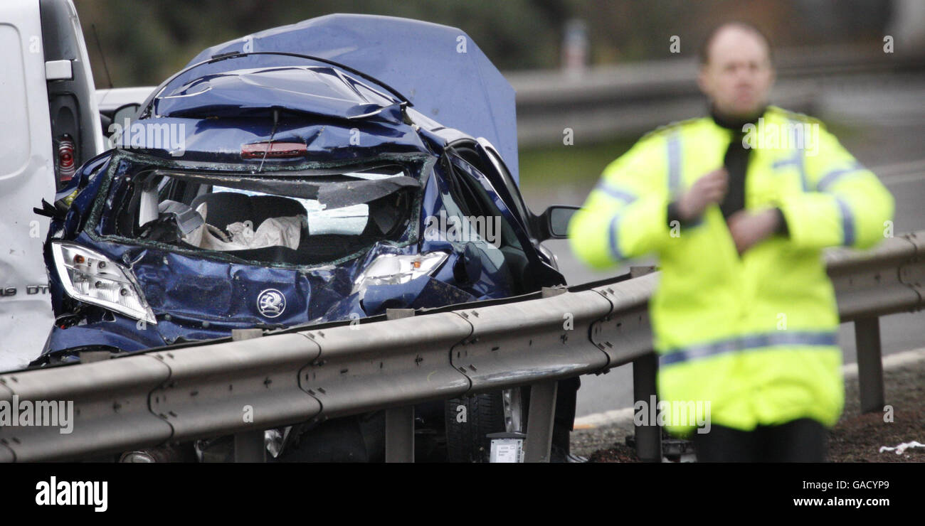 Tödlicher Unfall schließt Schottlands Autobahn M8. Die Szene nach einem tödlichen Unfall auf der M8 in der Nähe von Livingston, Schottland, bei dem ein Mann starb. Stockfoto