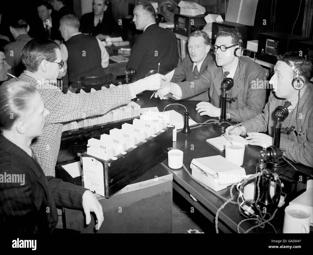 Der Ergebnisbereich der Pressestelle in der Nacht der Parlamentswahlen vom 1952. Februar. Stockfoto
