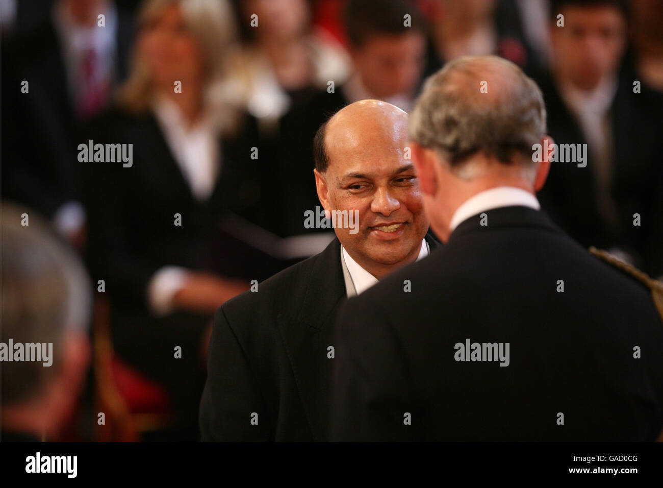 Herr Raj Aggarwal aus Llandaff wird vom Prince of Wales im Buckingham Palace zur OBE gemacht. Dieses Bild muss PA Photos gutgeschrieben werden. Stockfoto