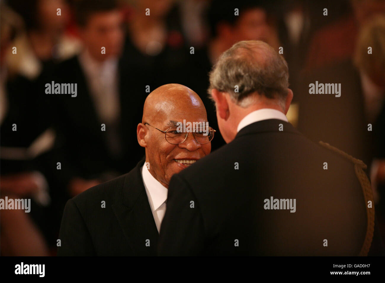 Herr Ian Charles aus Leeds wird vom Prince of Wales im Buckingham Palace zu einem MBE gemacht. Dieses Bild muss PA Photos gutgeschrieben werden. Stockfoto