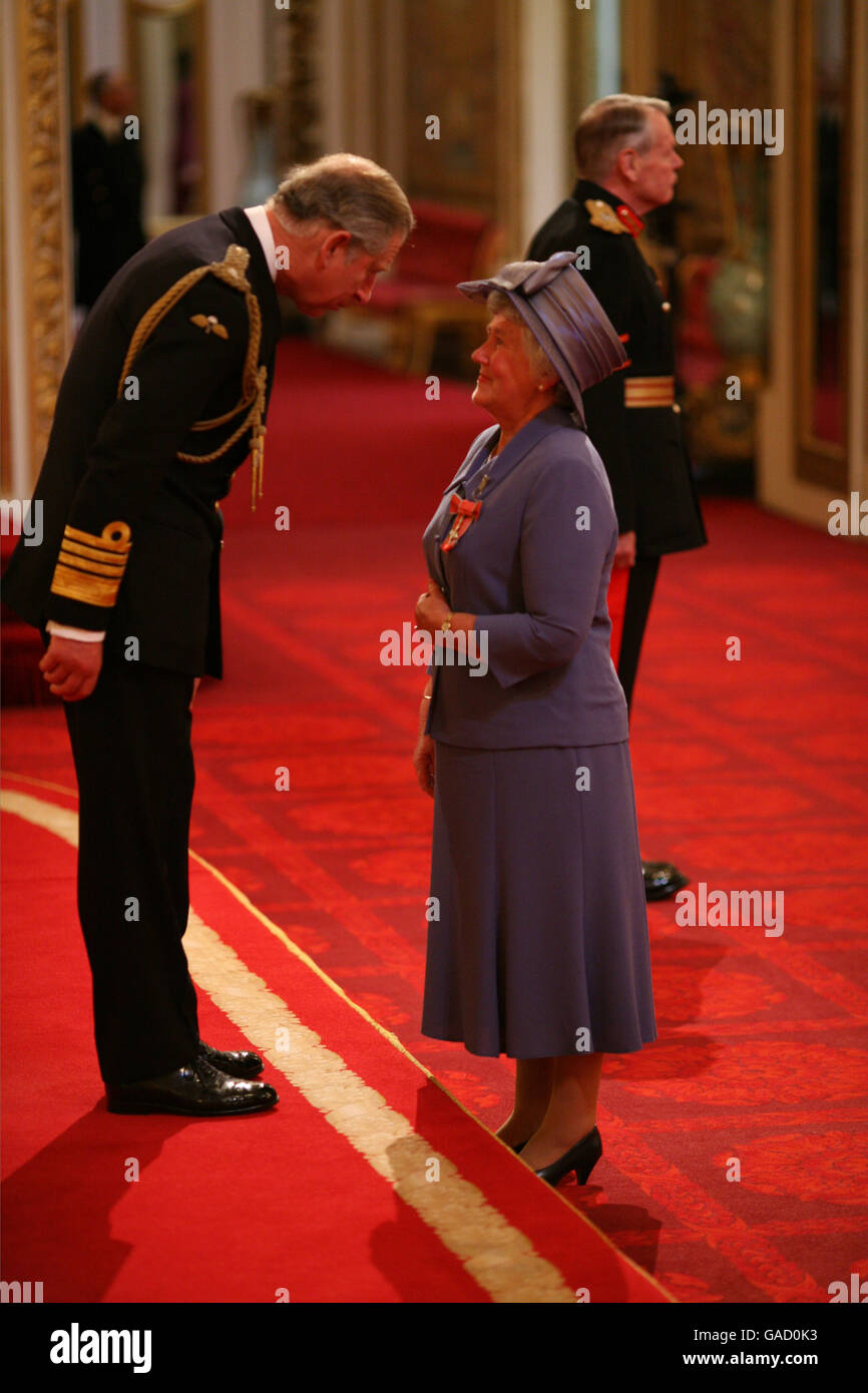 Frau Norah Dobinson aus Beckenham wird vom Prince of Wales im Buckingham Palace zu einem MBE gemacht. Dieses Bild muss PA Photos gutgeschrieben werden. Stockfoto
