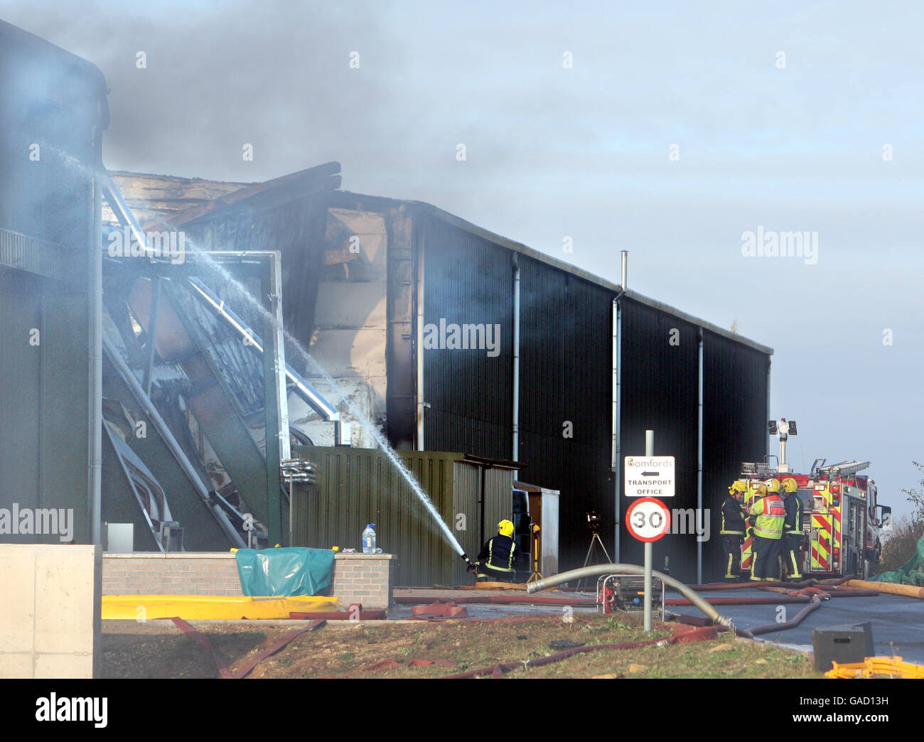 Lagerbrand. Ein Feuer brennt in einem Lagerhaus auf einem Industriegebiet in Atherstone auf Stour, Warwickshire. Stockfoto