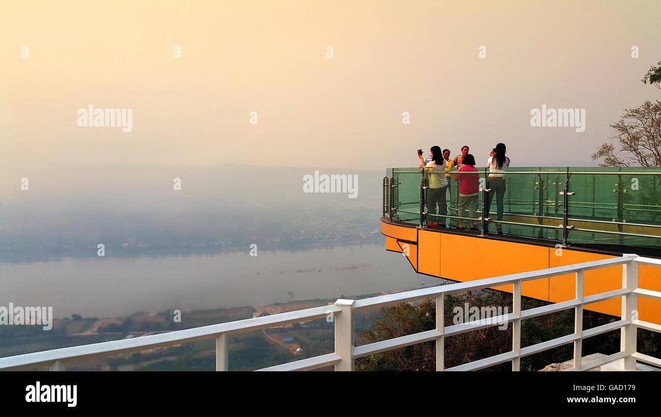 Nong Khai Provinz, Thailand April 28,2016: Touristen Wandern und dabei fotografieren auf transparenten Himmel Spaziergang Stockfoto