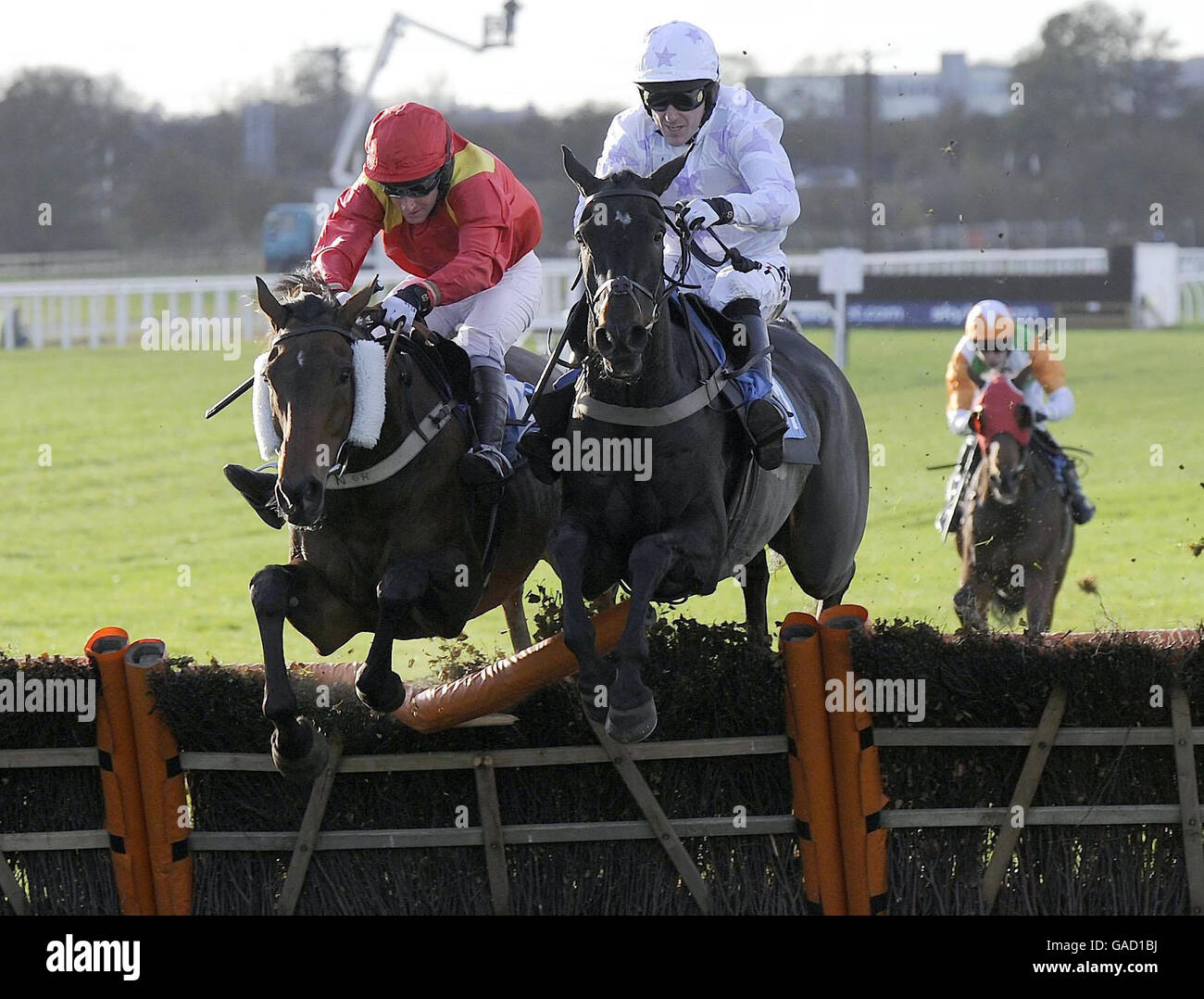 Black Jack Ketchum und Tony McCoy (rechts) werden Faasel und Brian Harding beim John Smiths Hurdle Race auf der Wetherby Racecourse noch besser. Stockfoto