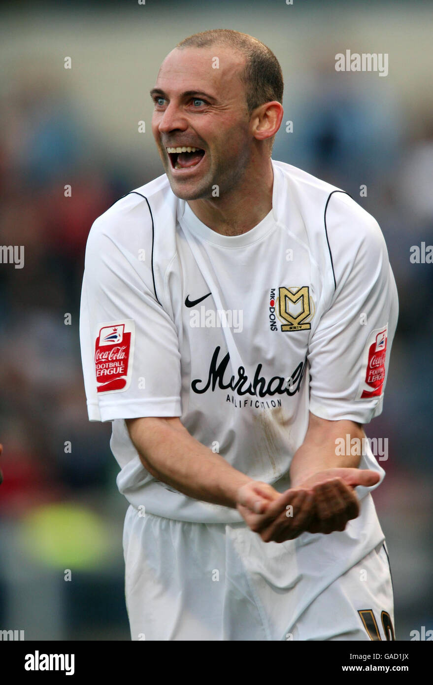 Colin Cameron von Milton Keynes Don feiert sein Tor während des Coca-Cola Football League Two-Spiels im Adams Park, High Wycombe. Stockfoto