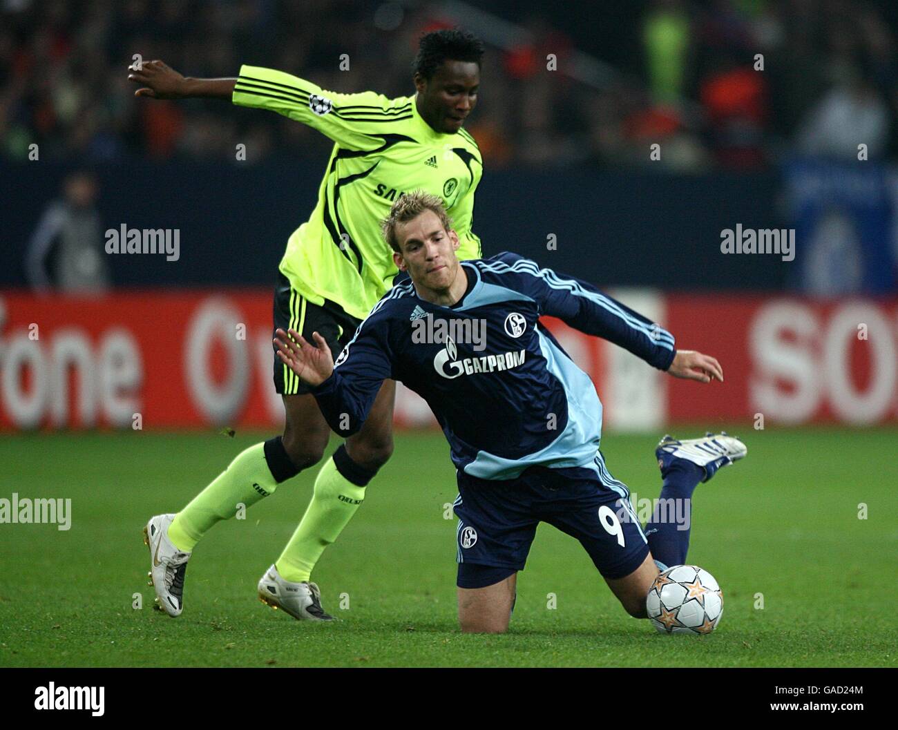 Fußball - UEFA Champions League - Gruppe B - Schalke 04 V Chelsea - AufSchalke Arena. Soren Larsen von Schalke 04 und Mikel John Obi von Chelsea kämpfen um den Ball Stockfoto