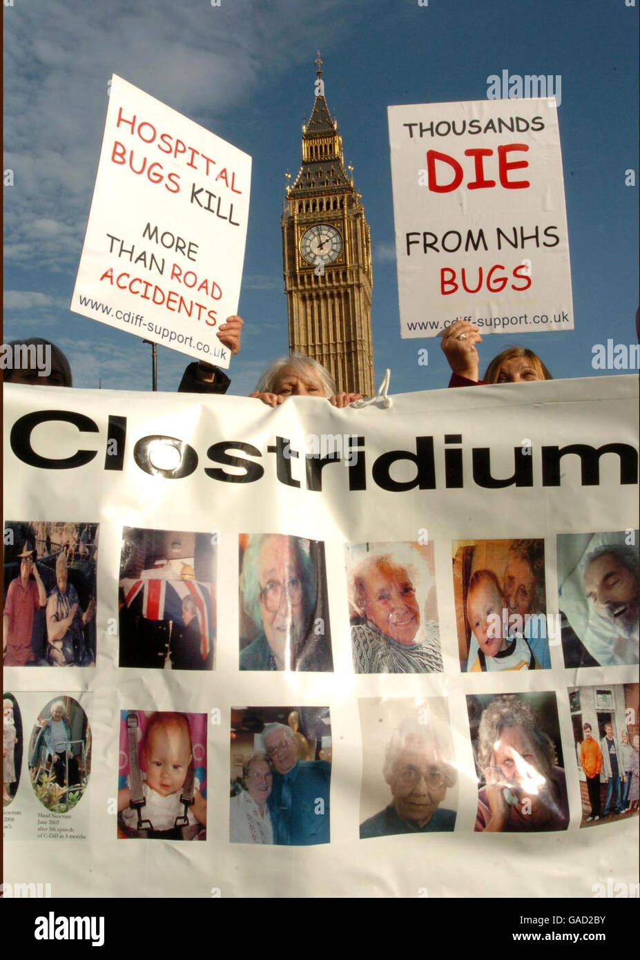 Angehörige von Patienten mit Clostridium difficile - einer bakteriellen Darminfektion - enthüllen ein Banner mit 80 Opfern der Krankheit, nach einem heutigen marsch nach Westminster. Stockfoto