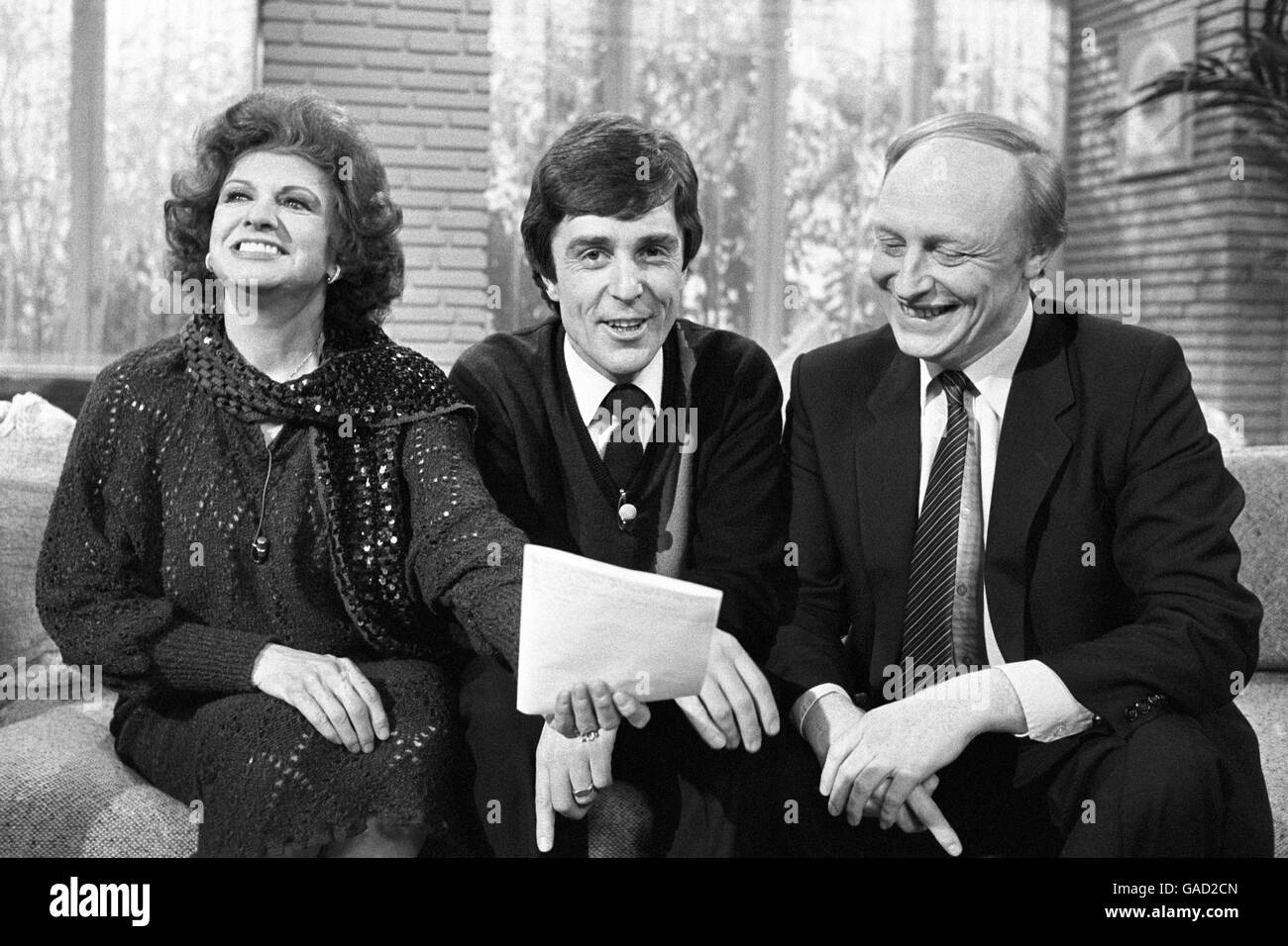 Der ehemalige SOAP-Star Pat Pheonix von Coronation Street mit dem TV-MODERATOR John Stapleton von ITV und dem Labour-Chef Neil Kinnock erscheinen im Studio, um den ersten Jahrestag der Show zu feiern. Stockfoto