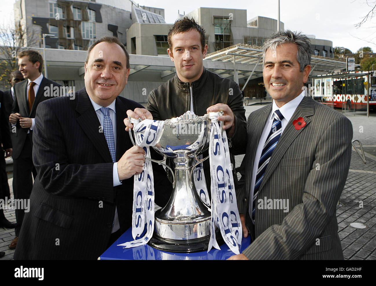 Der erste Minister Alex Salmond, Charlie Adam und Kairney aus der GUS während des CIS Insurance Cup Halbfinalverlosung im schottischen Parlament, Holyrood, Edinburgh. Stockfoto