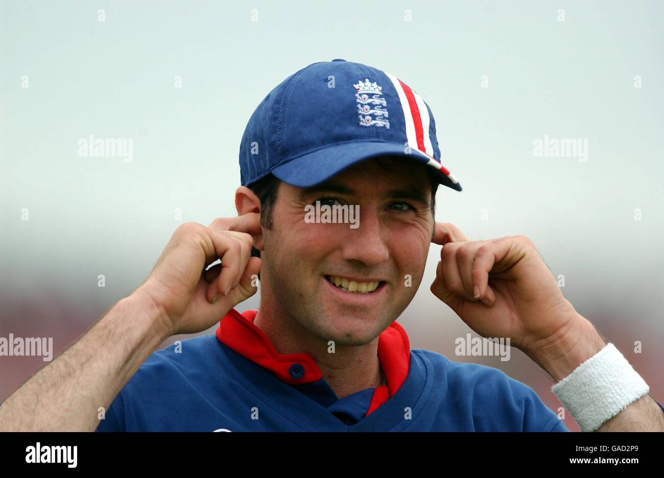 Cricket - NatWest Series - England - Indien. Der englische Ronnie Irani drückt seine Finger in die Ohren, um den Lärm der indischen Fanhuter zu blockieren Stockfoto