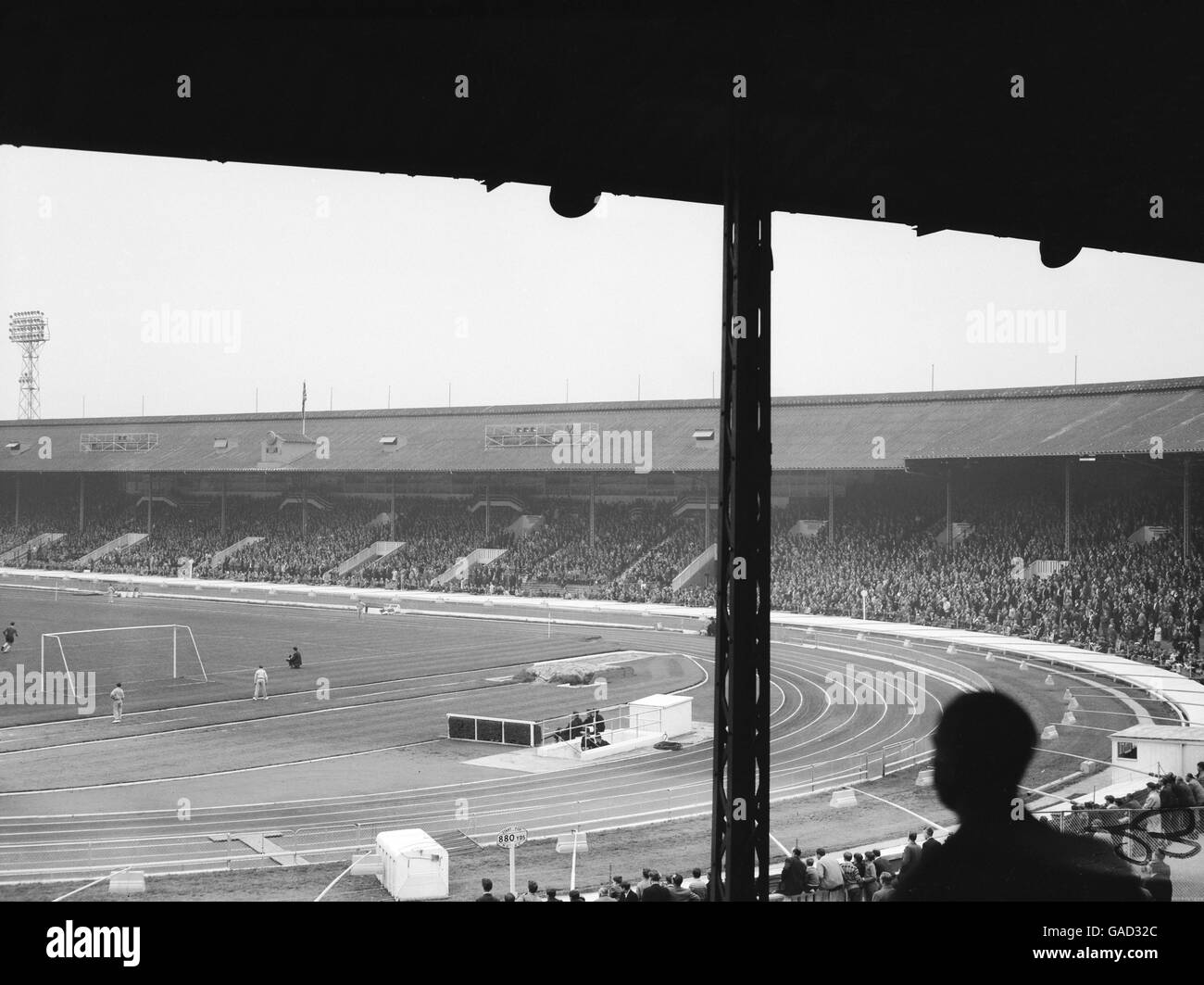 Gesamtansicht der Weißen Stadt, Heimat der Queens Park Rangers, während des Spiels (Teil drei eines vierteiligen Gesamtbildes) Stockfoto