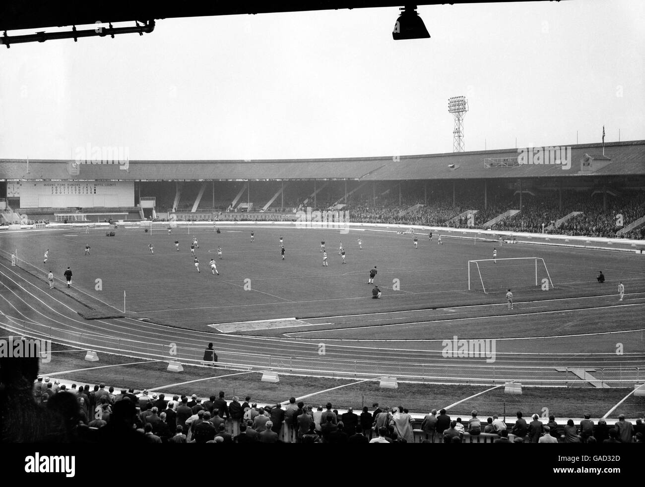 Fußball - Football League Division Three - Queens Park Rangers gegen Notts County. Gesamtansicht der Weißen Stadt, Heimat der Queens Park Rangers, während des Spiels (Teil zwei eines vierteiligen Gesamtbildes) Stockfoto