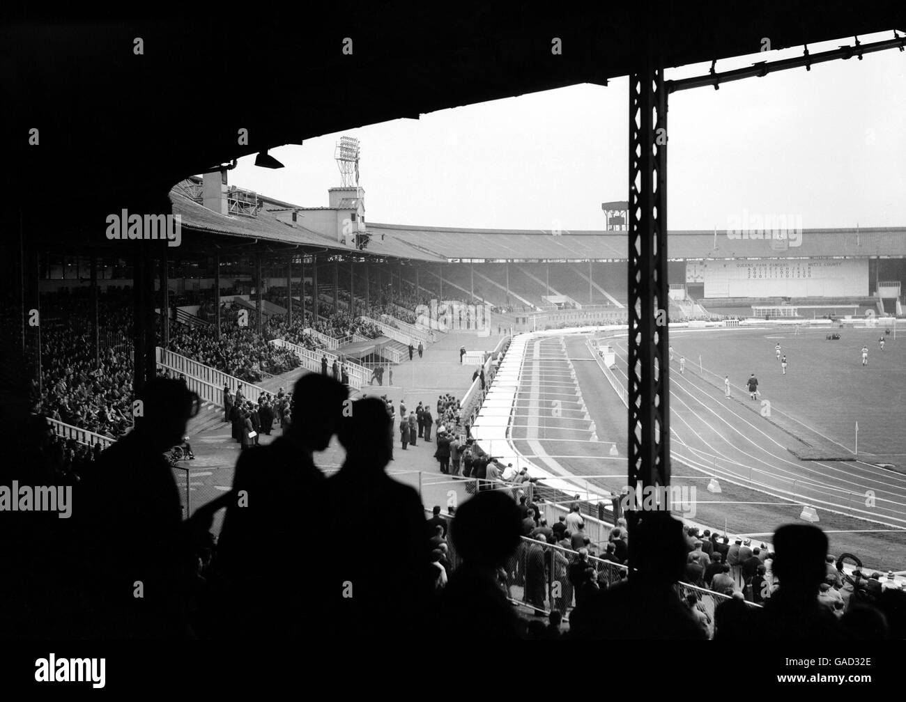Gesamtansicht der Weißen Stadt, Heimat der Queens Park Rangers, während des Spiels (Teil eins eines vierteiligen zusammengesetzten Bildes) Stockfoto