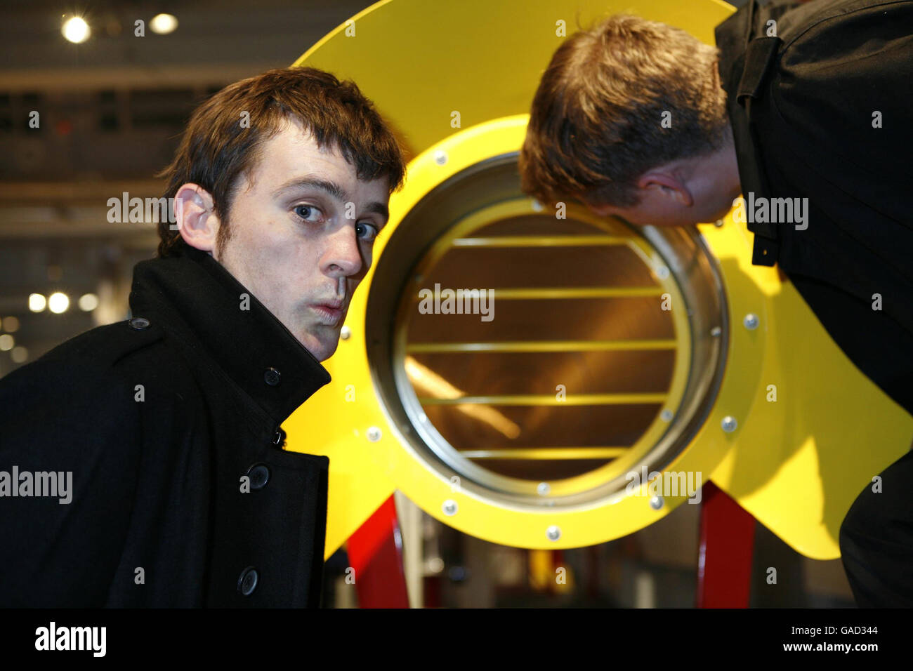 Franz Ferdinand Tour Ausstellung Des Wissenschaftsmuseums - London. Nick McCarthy von Franz Ferdinand besichtigt eine neue Sound-Ausstellungsgalerie im Science Museum, London. Stockfoto