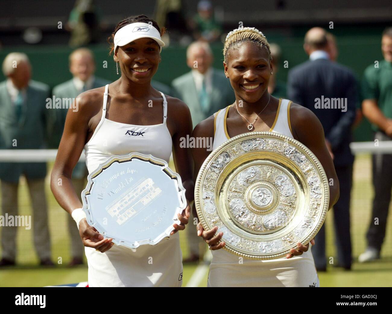 Serena Williams posiert mit Schwester Venus Williams nach dem Finale Stockfoto