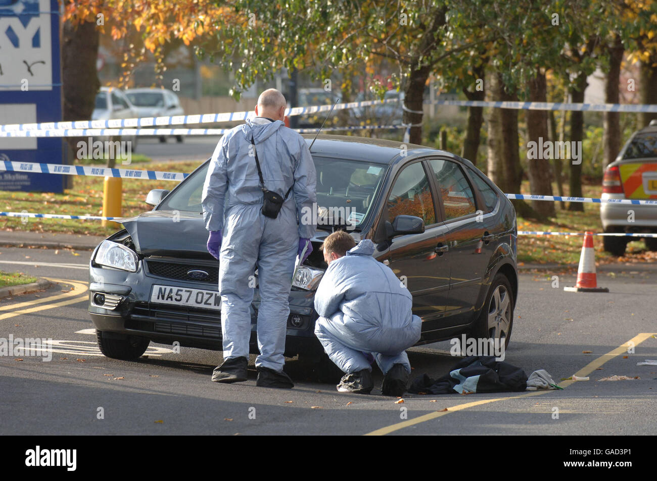 Polizeibeamter mit dem Auto getroffen. Szene im Sheraton Hotel Heathrow, wo eine Polizistin verletzt wurde, nachdem sie von einem Auto getroffen wurde. Stockfoto